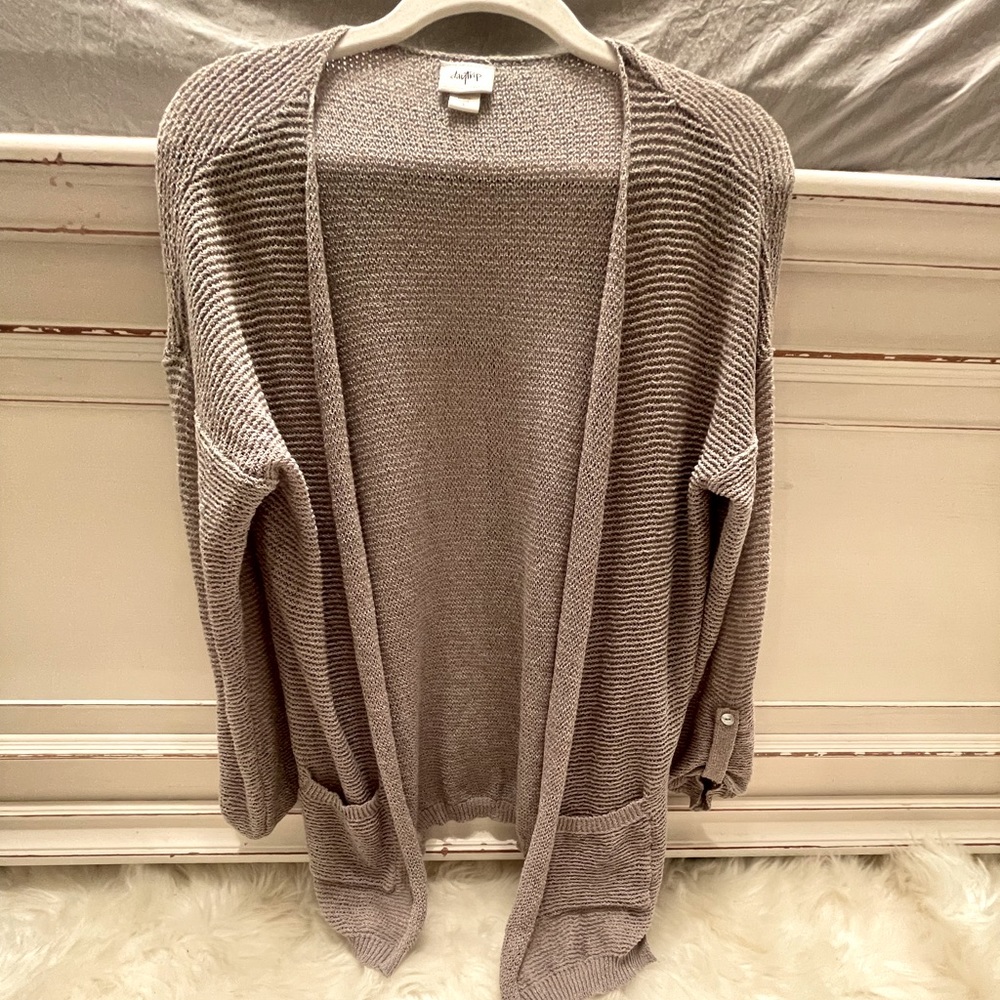 Light 3/4 sleeve cardigan with pockets